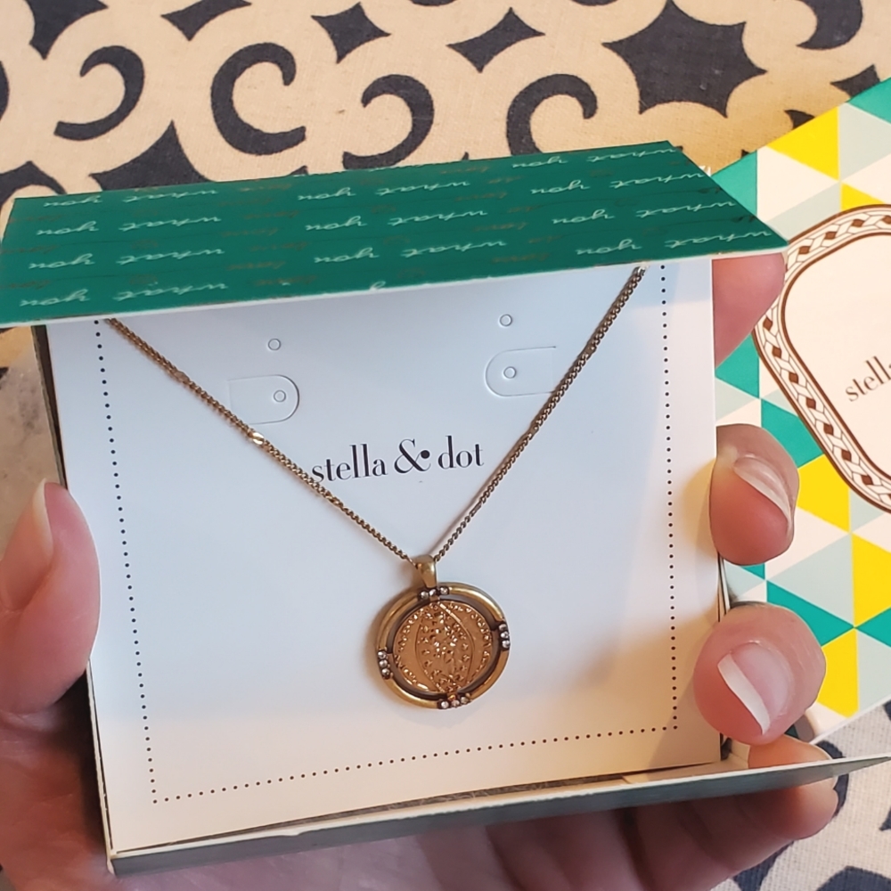 NIB Stella & Dot Julia Coin Pendant Necklace
